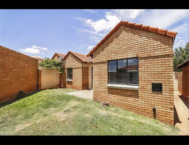 2 BEDROOM TOWNHOUSE FOR SALE IN HALFWAY GARDENS